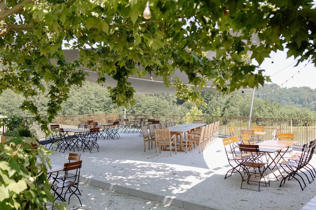 Terrasse mit Blick auf den Teich und den Wald